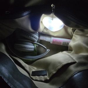 Dodirni aktivirani LED privezak za rančeve, torbe i ključeve | HEARTIGLO